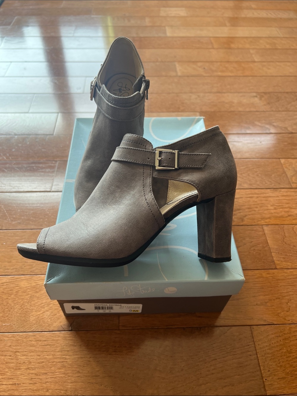 ❤️Life Stride Gray Peep-Toe Cutout Block Heel Ankle Boot with Buckle-NWT-9❤️